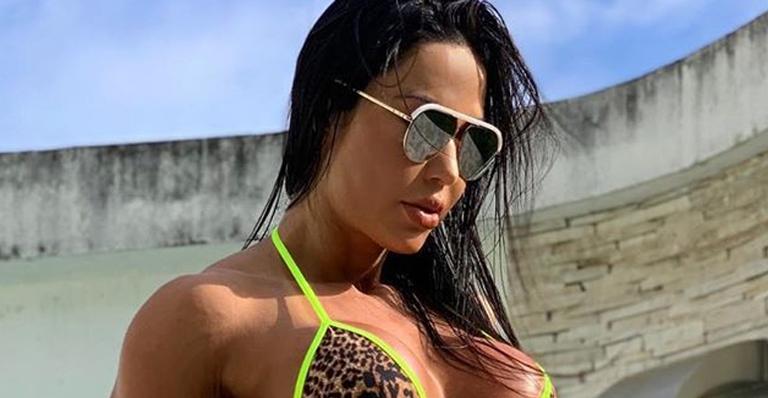 Malhada, Gracyanne Barbosa abaixa biquíni e revela virilha trincada: ”Monstrona”