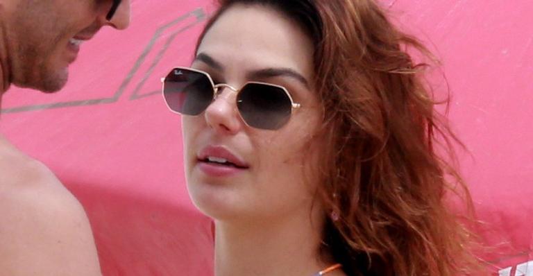 Em dia de praia, Isis Valverde troca carinhos com marido e passeia com filho de um ano