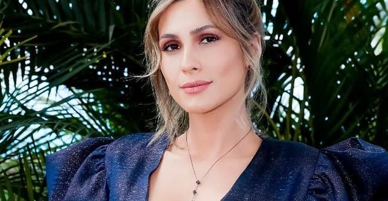 Lívia Andrade abusa do decote e vestido curtinho e extravagante divide opiniões: ”Não gostei”