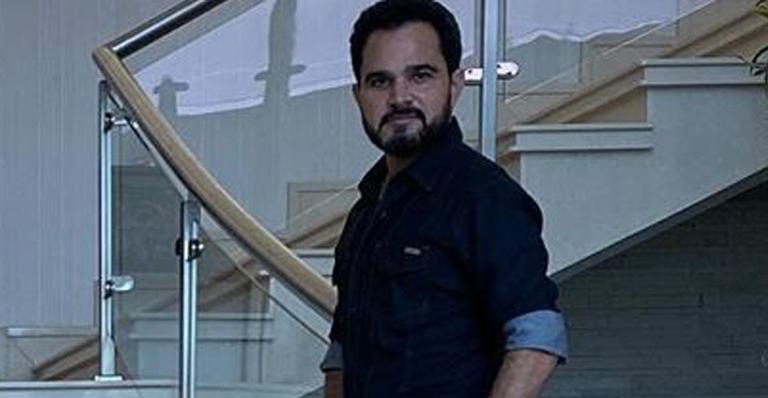 Luciano Camargo reúne esposa e filhas para clique e escadaria enorme da mansão rouba a cena