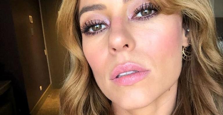 Paolla Oliveira surge com look ousado para festa de premiação de campeonato brasileiro de futebol