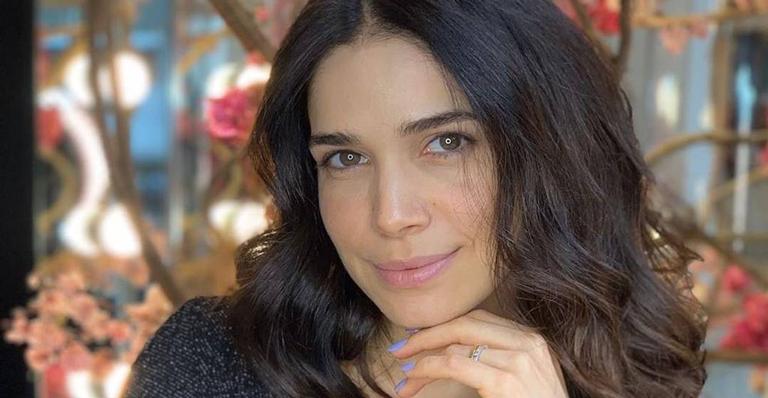 Sabrina Petraglia posa bem plena de maiô na praia e recebe elogios: ‘Gata demais essa mulher!’