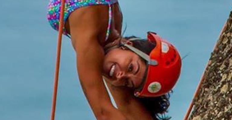 Aline Riscado se arrisca ao escalar montanha e assusta fãs: ”Você brinca com a sorte”