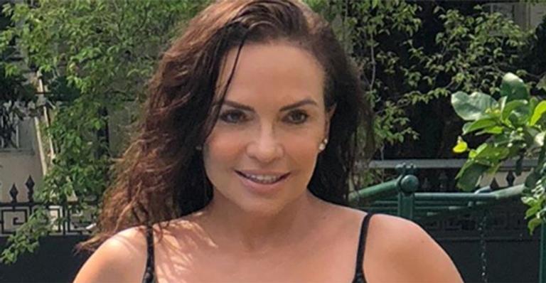 Aos 58 anos, Luiza Tomé ostenta corpão ao surgir de biquíni