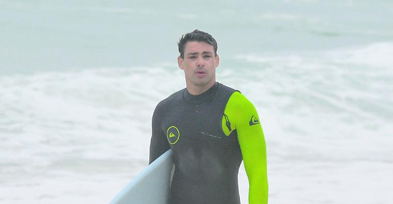 Cauã Reymond é flagrado na praia ao praticar surfe