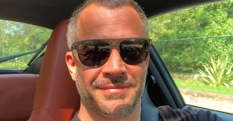 De férias, Malvino Salvador posta clique em aeroporto com toda a família reunida