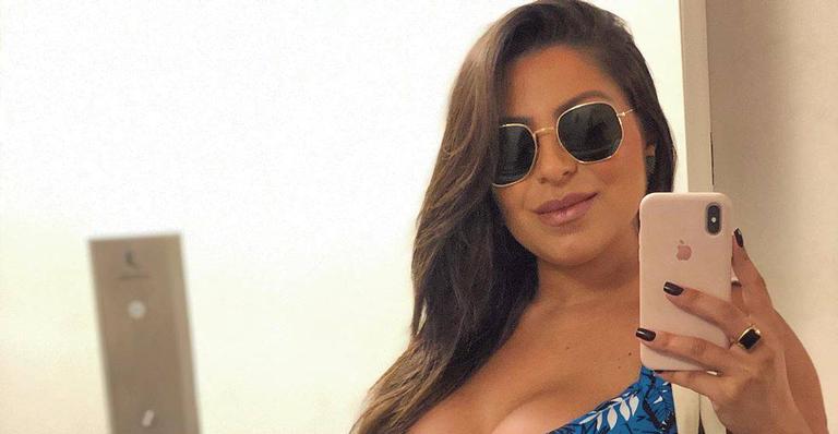 Andressa Miranda posa de biquíni à beira da piscina e brinca: ‘De bunda pro sol’