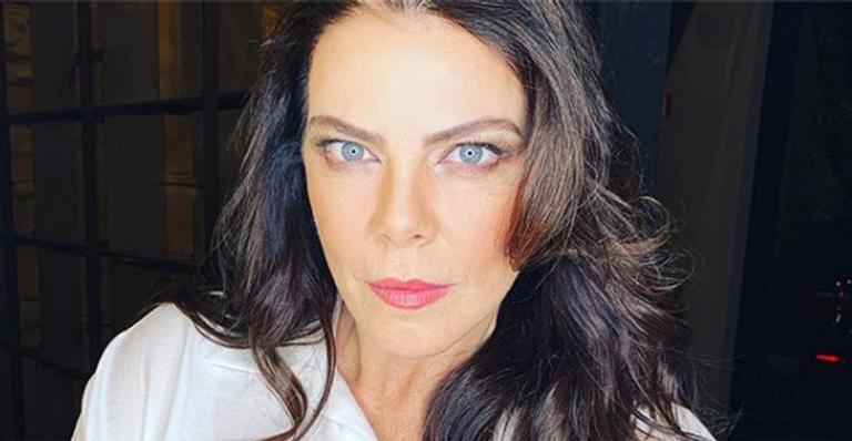 Gisele Fraga surge em foto bem íntima com namorado 30 anos mais jovem