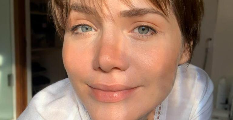 Letícia Colin aparece durante a ordenha e desabafa: ”Bonito e cansativo”