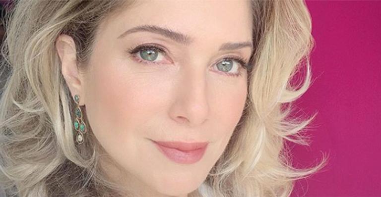 Leticia Spiller ostenta boa forma ao surgir de biquíni em passeio