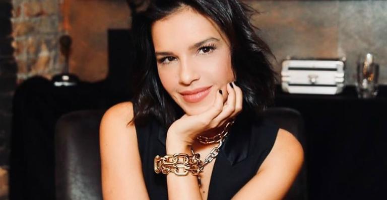 Mariana Rios ostenta pernas gigantes em vestido com fenda além dos limites