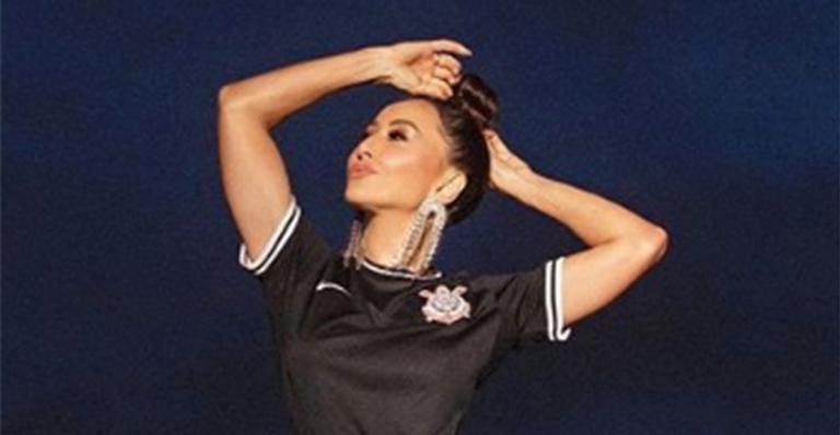 Sabrina Sato exibe as pernas perfeitas ao usar microshorts no samba