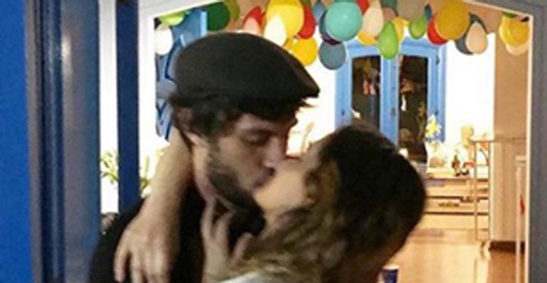 Chay Suede surge em momento quente com Laura Neiva durante a gestação: ”O amor é você”