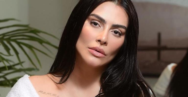 Cleo dispensa maquiagem e posa com rosto ao natural em clique espontâneo: ”Exausta”