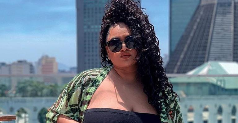 Ex-BBB Rízia Cerqueira surge ousada em biquíni e deixa aparecer bumbum generoso