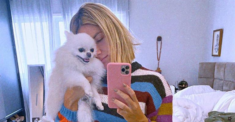 Giovanna Ewbank posa com cachorro nos braços em clima fofo: “Cadê a lasanha?”