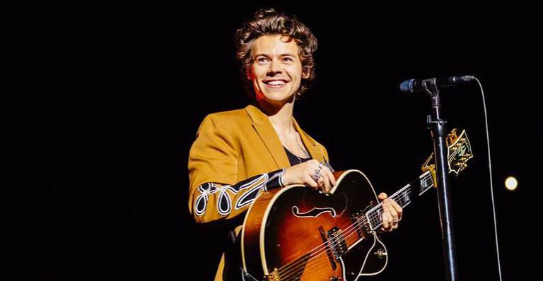Harry Styles come esperma de bacalhau para evitar pergunta sobre ex-namorada