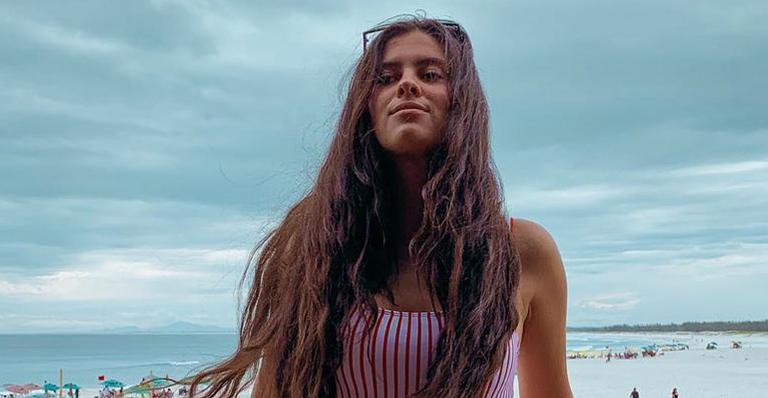Ex-BBB Hana Khalil arrisca com maiô super cavado e não deixa nada para imaginação