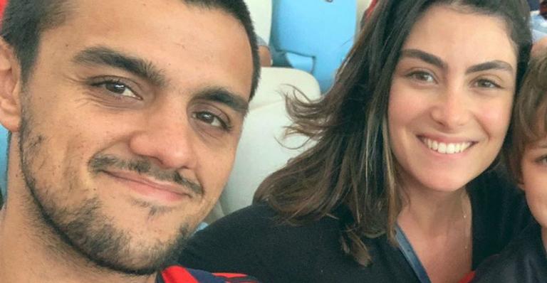 Felipe Simas se emociona e registra primeira assinatura do filho de cinco anos