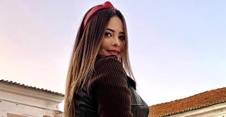 Geisy Arruda posa com calça coladinha e bumbum tamanho gigante chama a atenção