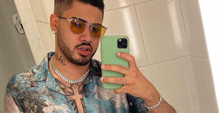 Kevinho se supera e revela volume indiscreto em calça branca apertada