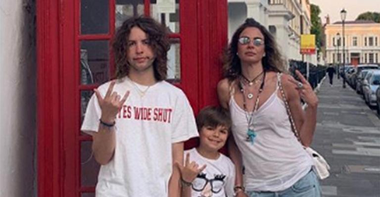 Lucas Jagger exibe decoração de Natal de seu apartamento em NY