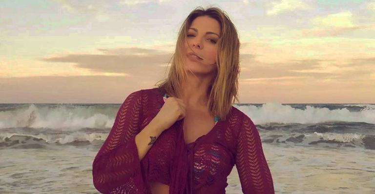 Sheila Mello posa plena de biquíni à beira do mar e seguidores elogiam: ‘Sempre linda’