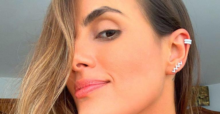 Uau! Ex-BBB Carol Peixinho exibe corpo sarado em praia e fãs não perdoam