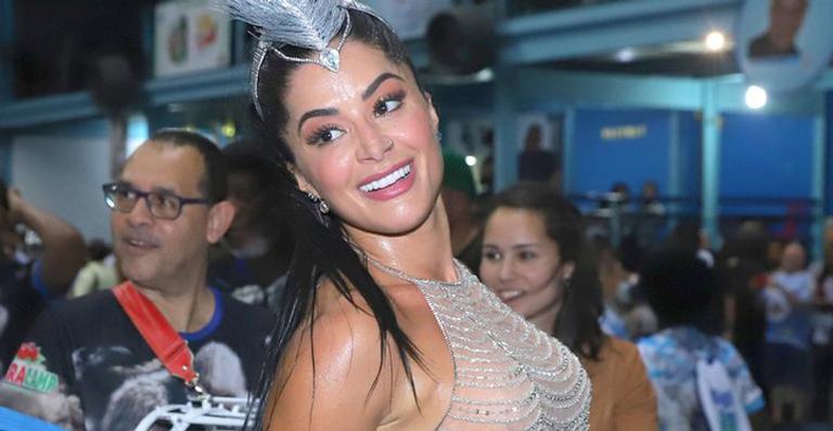 Aline Riscado samba muito e exibe bumbum duríssimo em evento pré-carnaval
