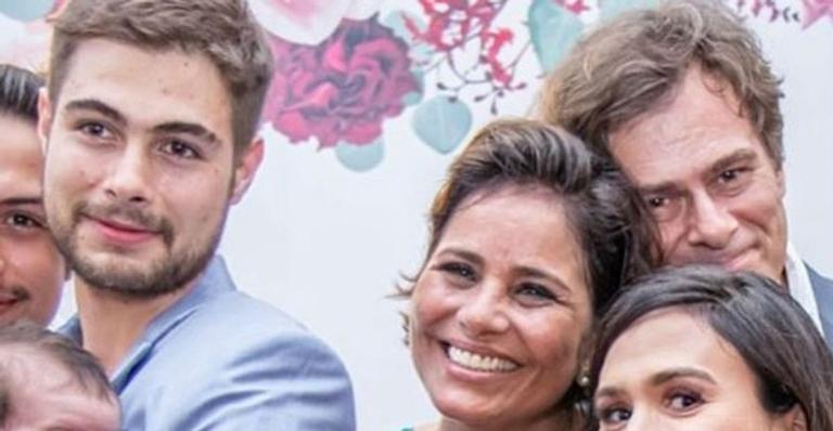Filha de Tatá Werneck e Rafa Vitti surge fofíssima no casamento dos avós e encanta fãs