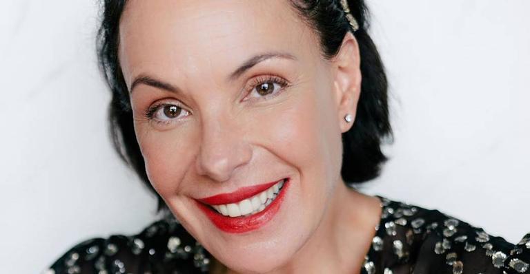 Carolina Ferraz posa linda com look de verão e recebe ‘chuva’ de elogios na web: ‘Maravilhosa’