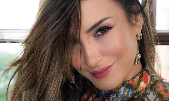 Claudia Leitte lança ineditas de trabalho trilingue e exalta lado múltiplo: ”Amo ser mãe e amo cantar”
