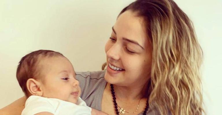 Filho caçula de Carol Dantas explode fofurômetro ao ser clicado pela mamãe de Papai Noel