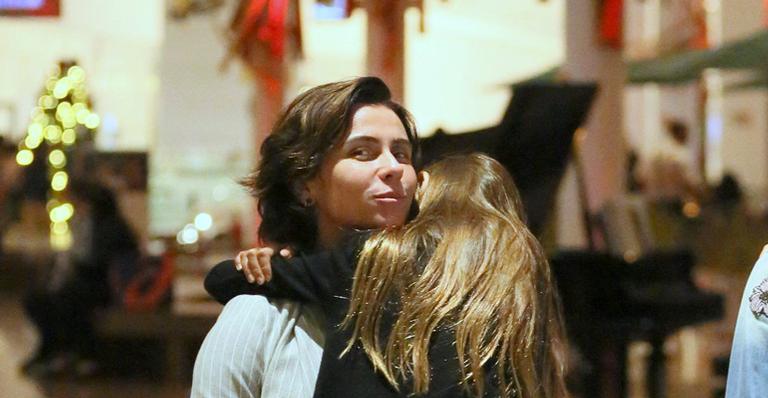 Giovanna Antonelli precisa de ajuda para carregar as filhas gêmeas na volta para casa