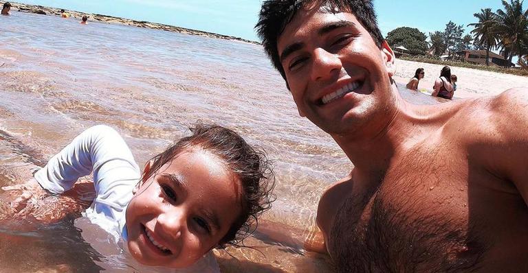 Hugo Moura posa coladinho com a filha, Maria Flor que surge com a camisa do time do Bahia