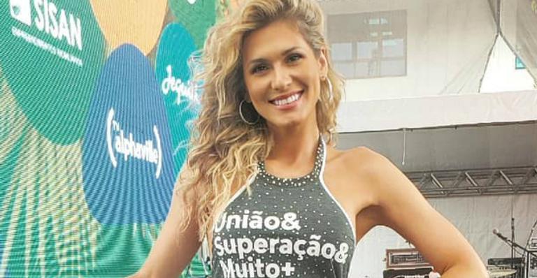 Lívia Andrade aposta em minissaia e top agarrado para festa do SBT e impressiona: ”Emagreceu”