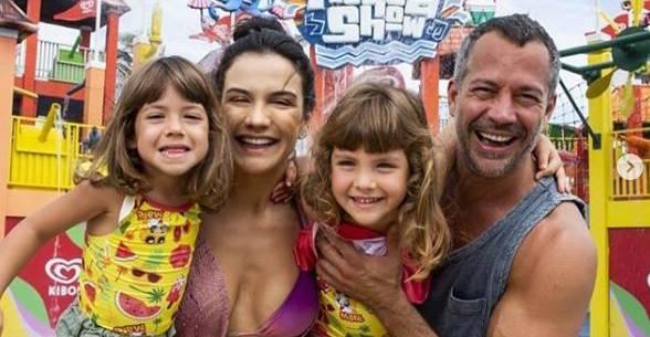 Malvino Salvador curte férias no Ceará ao lado das filhas e da esposa