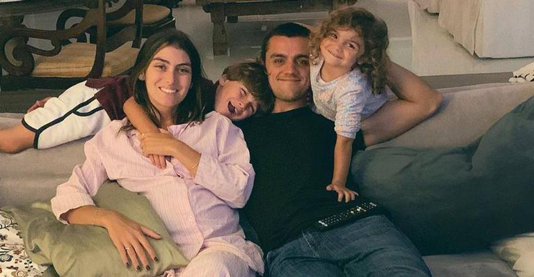 Mariana Uhlmann aproveita o dia em cachoeira ao lado do marido e filhos: ‘Faz tão bem’