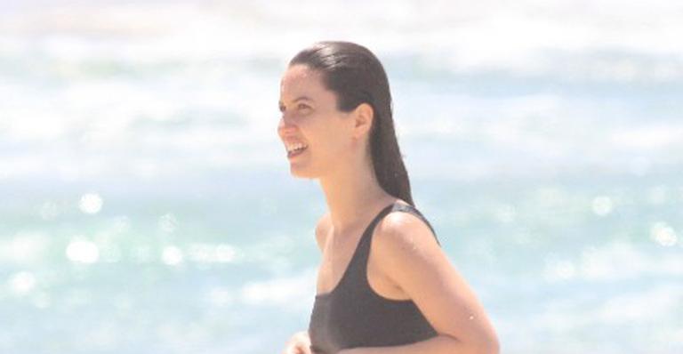 De férias, Nathalia Dill vai à praia com amiga global e exibe corpão com biquíni curioso