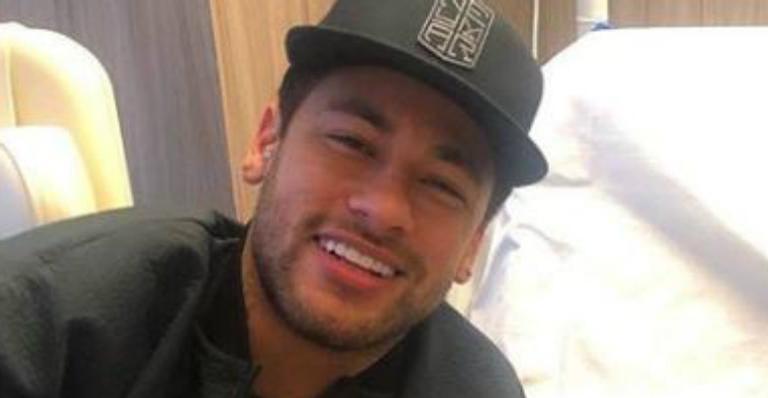 Neymar Jr curte festa na França na companhia de modelo russa
