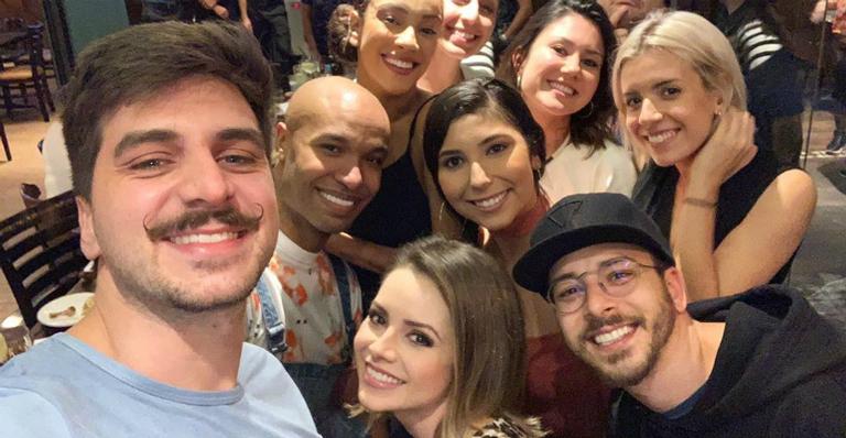 Sandy e Júnior faz confraternização de final de ano com grupo de bailarinos da turnê