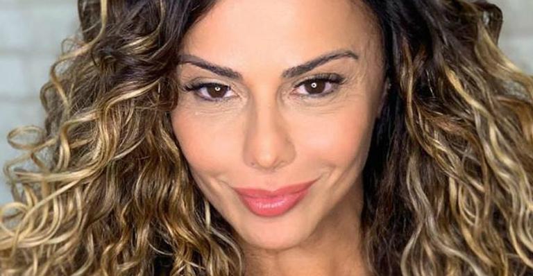 De biquíni, Viviane Araújo exibe corpão em selfie no espelho e barriga trincada rouba a cena