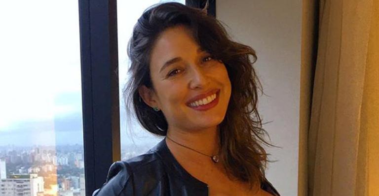 Grávida, Giselle Itié exibe pintura em seu barrigão de 6 meses e encanta web: ”Simplesmente lindo”