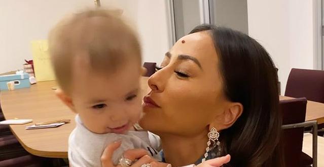 Fofura! Sabrina Sato encanta web ao flagrar Zoe tentando usar o telefone