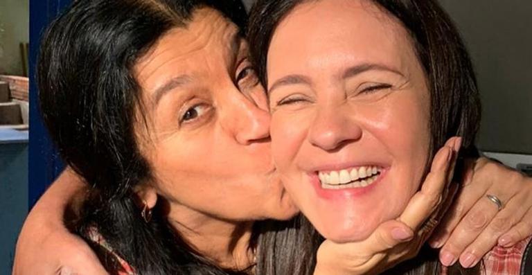 Aniversariante, Adriana Esteves ganha homenagem de Regina Casé: ”A gente chora e dá risada”