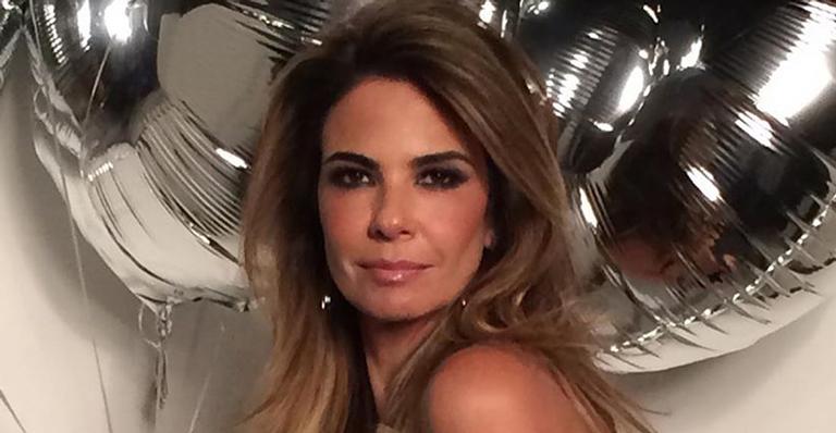 Mamãe Noel? Luciana Gimenez sensualiza em clima natalino: ”Esperando o Papai Noel”