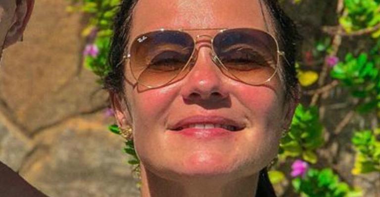 Discreta, Adriana Esteves surge em clique raro ao lado do filho gato e exibe corpão aos 50 anos