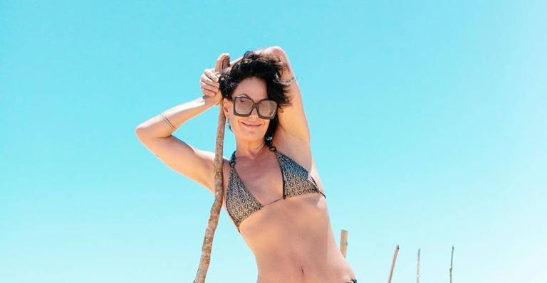 Em viagem à Bahia, Carolina Ferraz se refresca em rio com a filha caçula: ‘Momento peixão e peixinhos’