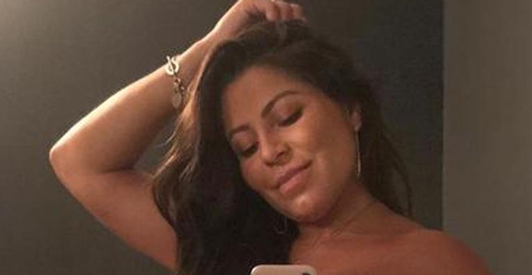 Esposa de Thammy Miranda faz topless e ostenta barrigão gigante de 8 meses