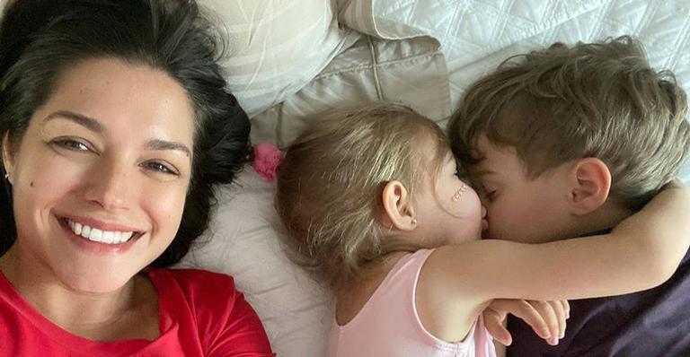 Thais Fersoza se emociona ao ver carinho dos filhos com os avós: ”Muito amor”
